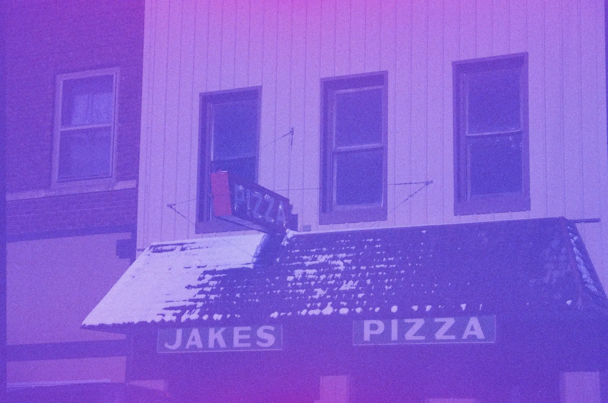 A neon pizza sign